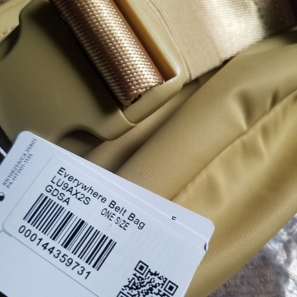 Lululemon Everywhere Belt Bag - Picture 9 of 10